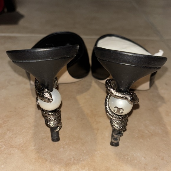 Chanel heels. LIGHTLY USED. - Picture 9 of 10